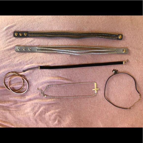 Assorted Jewelry (necklaces, bracelets, earrings) - Picture 3 of 6